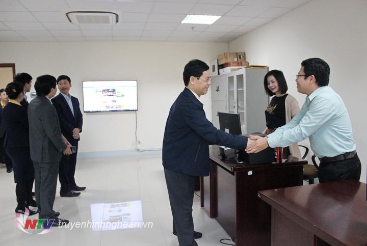 Phó Bí thư Thường trực Tỉnh ủy Nguyễn Xuân Sơn trò chuyện cùng PV, KTV của Đài.