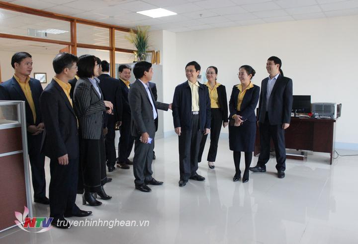 Phó Bí thư Thường trực Tỉnh ủy Nguyễn Xuân Sơn cùng đoàn công tác Ủy ban MTTQ tỉnh thăm phòng làm việc chuyên môn của đội ngũ PV, BTV Đài PT-TH PG88 go Bắn cá.