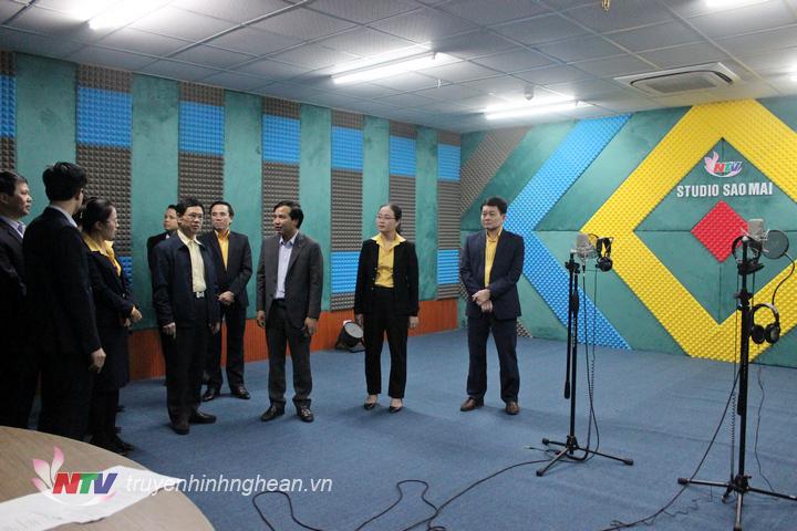 Đoàn công tác tham quan Studio Sao Mai.