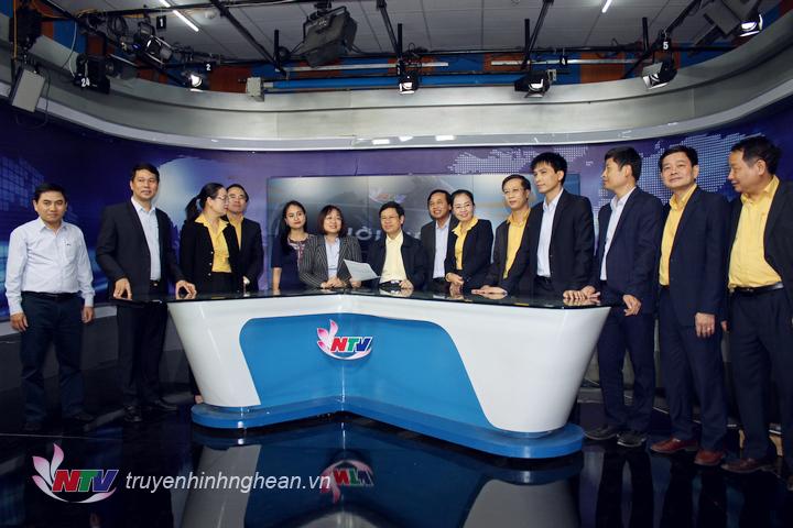 Đoàn tham quan Studio sản xuất chương trình thời sự và phòng truyền dẫn phát sóng.