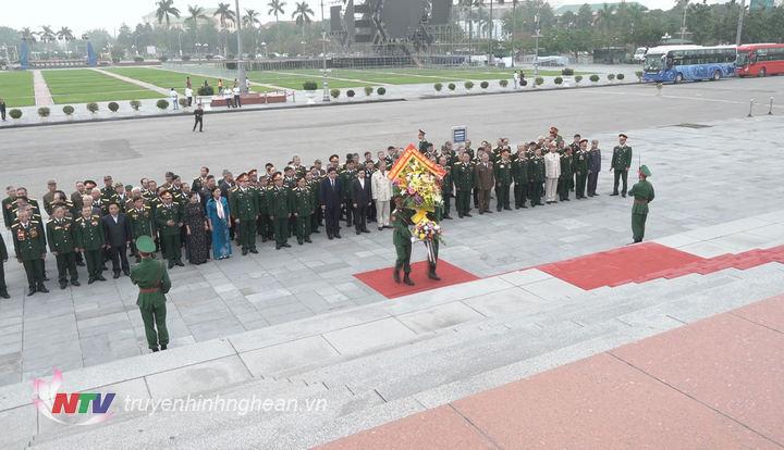 Lãnh đạo tỉnh cùng các đại biểu đến dâng hoa PG88 go Bắn cá Hồ Chí Minh tại quảng trường.