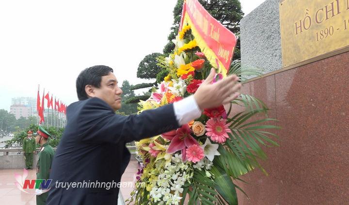Bí thư Tỉnh ủy Nguyễn Đắc Vinh dâng lẵng hoa tươi lên tượng đài PG88 go Bắn cá Hồ Chí Minh.