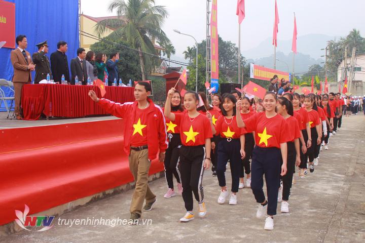 Các đoàn VĐV diễu hành qua lễ đài.