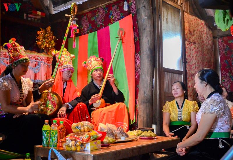 Thầy Then thực hành nghi lễ .