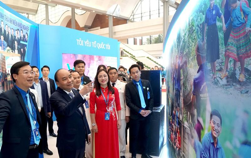 Thủ tướng nghe giới thiệu về các hoạt động của thanh niên qua hình ảnh.
