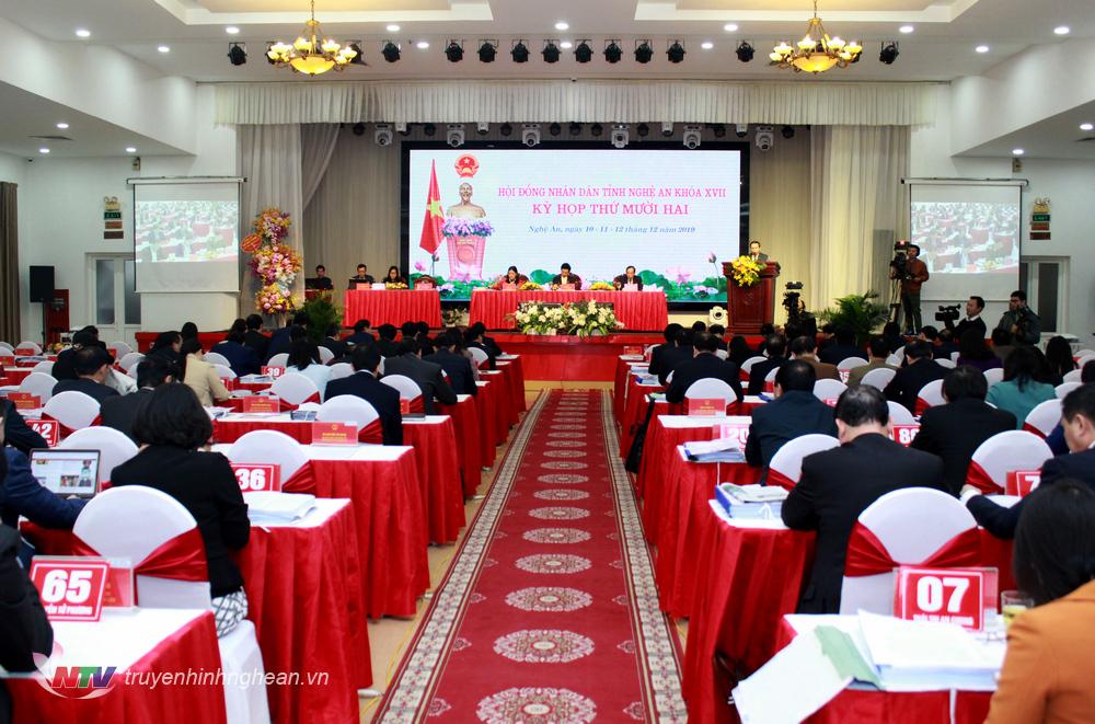 Toàn cảnh phiên họp sáng 12/12.
