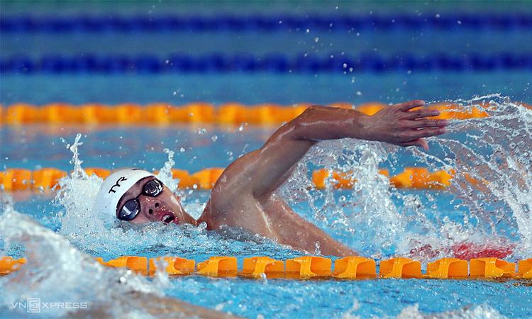 Kình ngư Nguyễn Huy Hoàng giành thắng lợi kép, với chiếc HC vàng và kỷ lục SEA Games, khi thắng chủ nhân kỷ lục cũ Sim Welson ở chung kết 400m tự do.