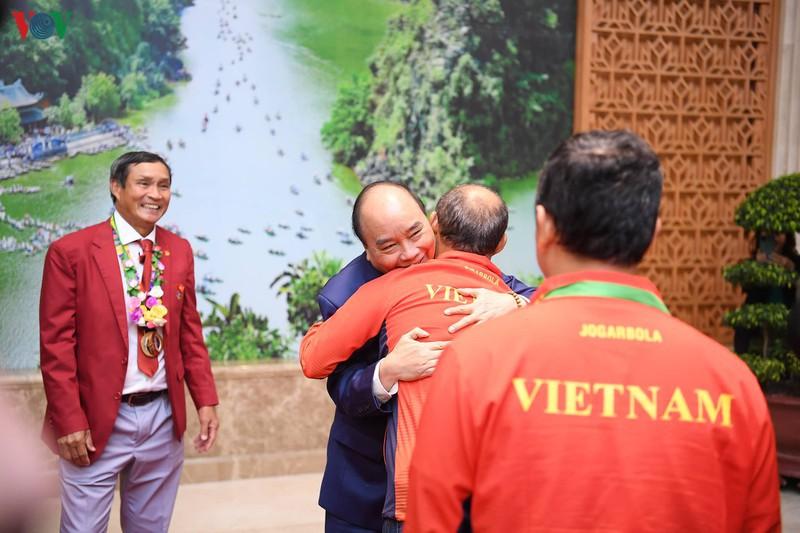 Thủ tướng Nguyễn Xuân Phúc chào mừng các thành viên hai đội tuyển.