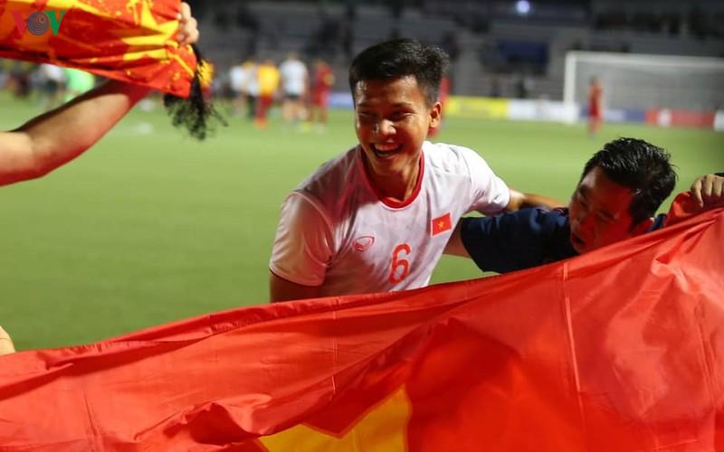 Chạy cánh trái: Lê Ngọc Bảo (1m77)
