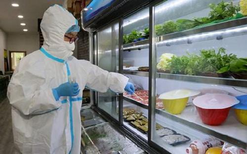 Nhân viên lấy mẫu thực phẩm để xét nghiệm vi rút SARS-CoV-2