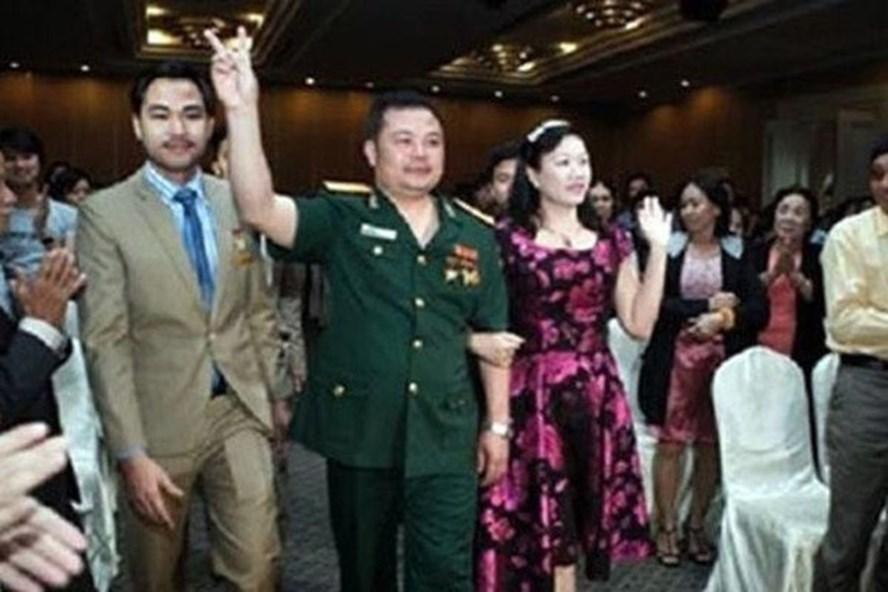 Trùm đa cấp Liên Kết Việt Lê Xuân Giang (giữa) thường mặc quân phục để giả danh quân nhân trong các buổi gặp khách hàng. Ảnh: Cơ quan công an cung cấp.