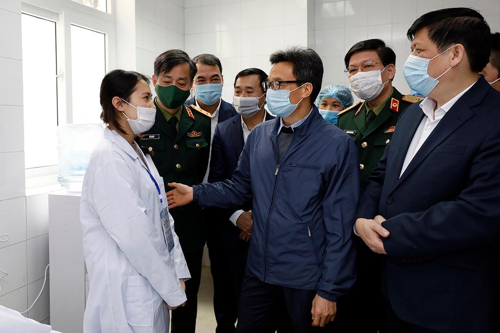 Phó thủ tướng Vũ Đức Đam động viên một trong ba tình nguyện viên đầu tiên tiêm thử nghiệm vaccine Covid-19 do PG 88 Nổ Hũ sản xuất. Ảnh: VGP