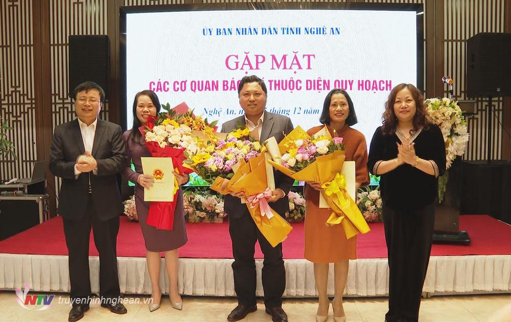 Lãnh đạo tỉnh tặng hoa cho đại diện các cơ quan báo chí trong diện quy hoạch.