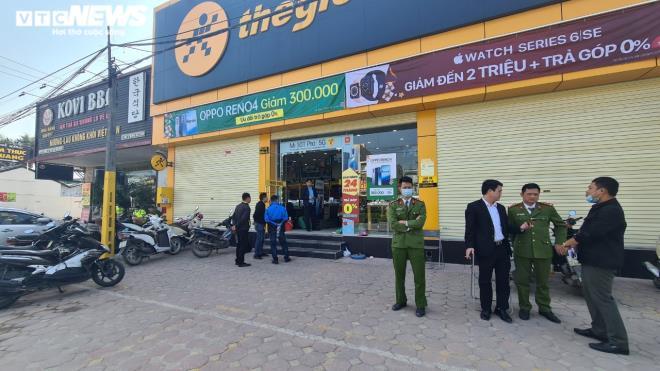 Lực lượng chức năng khám nghiệm hiện trường.