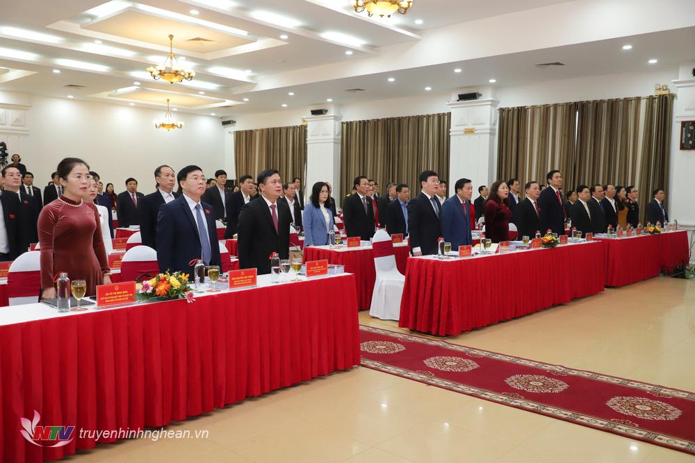 Các đại biểu thực hiện nghi lễ chào cờ.