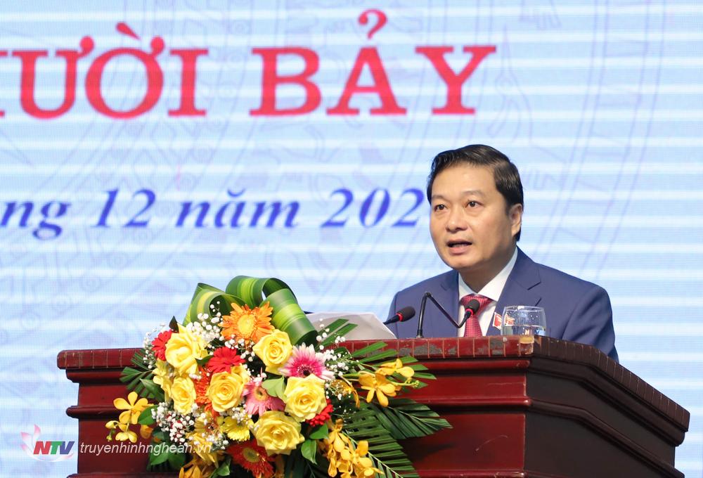 Phó PG88 go Bắn cá Thường trực UBND tỉnh Lê Hồng Vinh báo cáo tại kỳ họp.