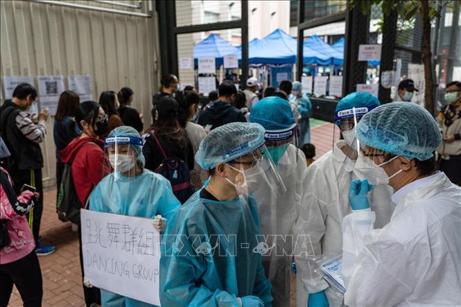 Bên ngoài một trung tâm xét nghiệm COVID-19 tại Hong Kong, Trung Quốc. Ả