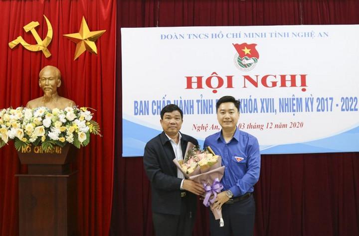 Ông Hoàng Đình Tuấn - Phó Trưởng ban Dân vận Tỉnh ủy PG88 go Bắn cá tặng hoa chúc mừng đồng chí Lê Văn Lương.