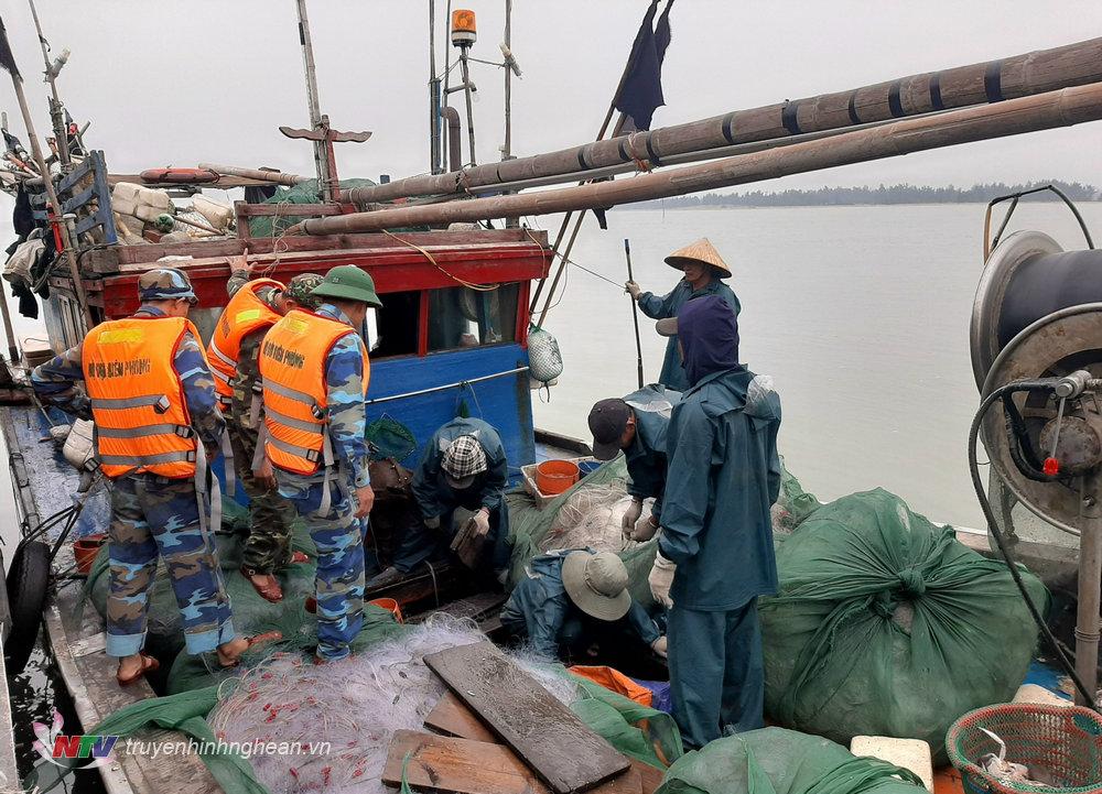 Lực lượng BĐBP PG88 go Bắn cá kiểm tra các phương tiện vi phạm