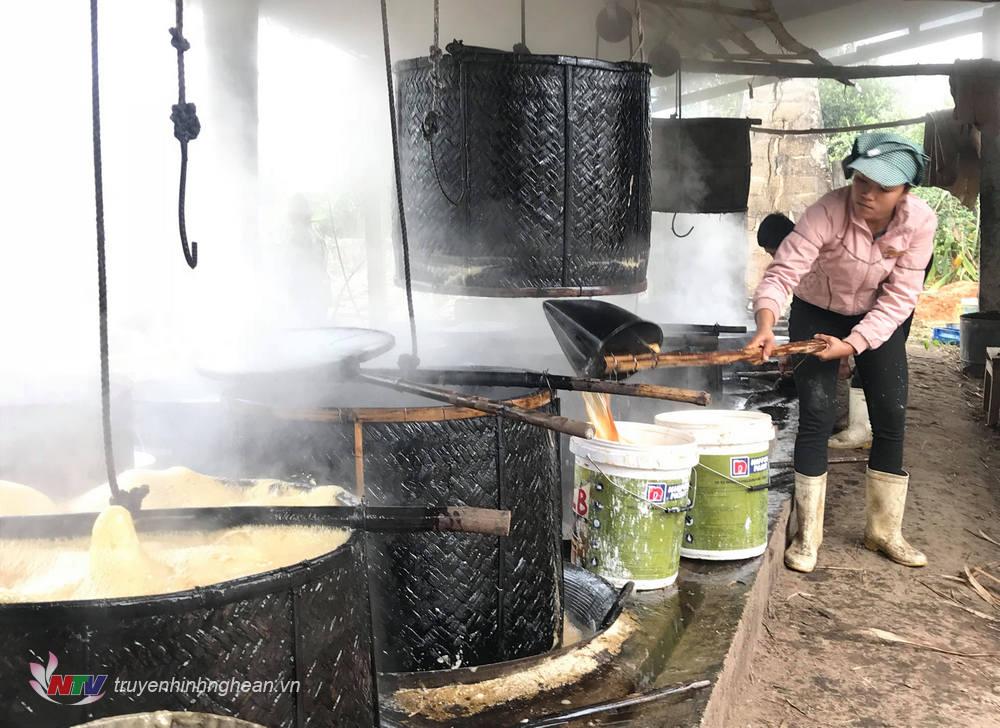 Làng nghề nấu mật mía ở Nghĩa Đàn tất bật vào vụ Tết.