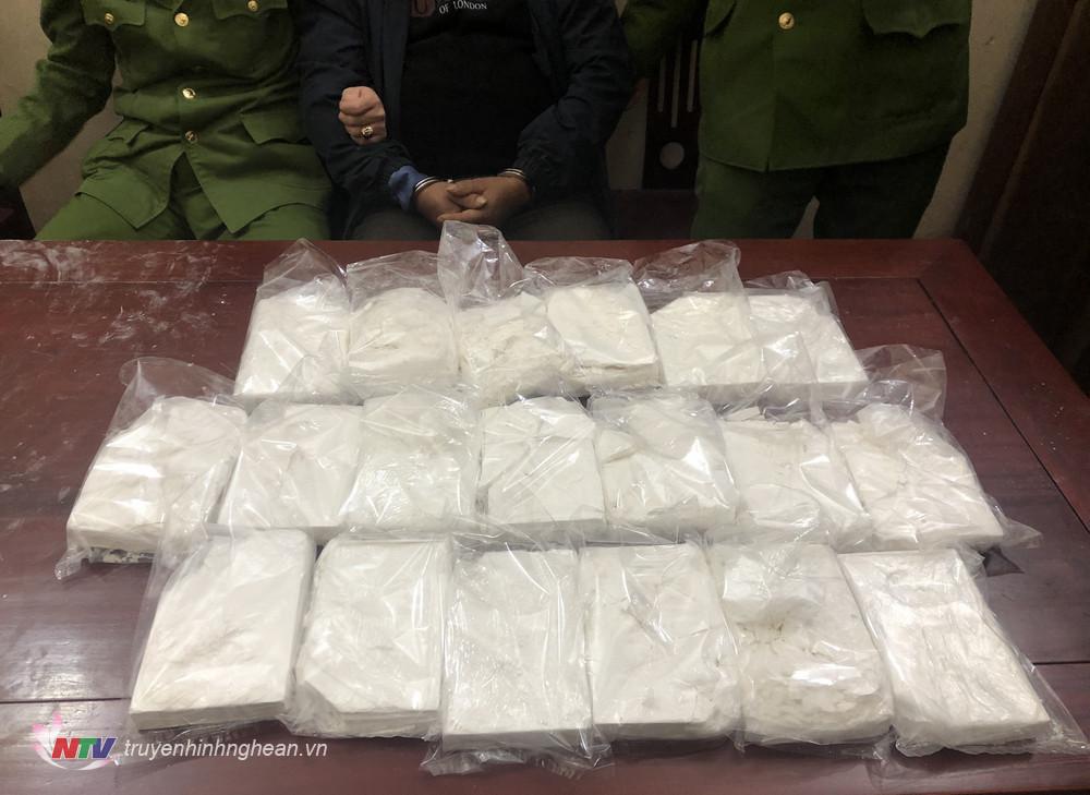 19 bánh heroin thu giữ từ đối tượng.