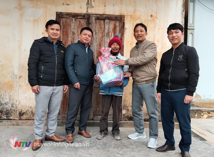 Tặng quà gia đình Hồ Văn Lưu, hộ nghèo xóm Vĩnh Giang, xã Nghĩa Lộc