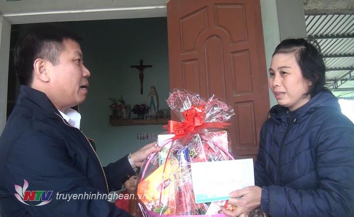 Các đoàn đã đến thăm, tặng quà cho 2 gia đình là người thờ cúng liệt sỹ, 4 hộ nghèo ở các xã Nghĩa Hội, Nghĩa Trung, Nghĩa An và Nghĩa Lộc. Tại các gia đình đến thăm, tặng quà, lãnh đạo huyện Nghĩa Đàn chúc các gia đình đón một mùa Giáng sinh an lành, hạnh phúc; Đồng thời khẳng định, chính quyền các cấp luôn chăm lo đến sự phát triển của đồng bào giáo dân. Các gia đình cũng bày tỏ sự phấn khởi trước sự quan tâm của các cấp, các ngành; hứa tiếp tục phát huy tinh thần đoàn kết dân tộc, tương trợ và giúp đỡ lẫn nhau trong cuộc sống, sống tốt đời, đẹp đạo, góp phần xây dựng quê hương.