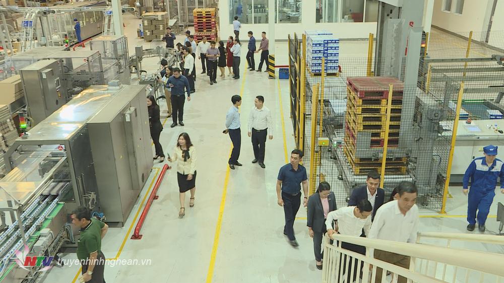 Các đại biểu thăm Nhà máy sữa TH.