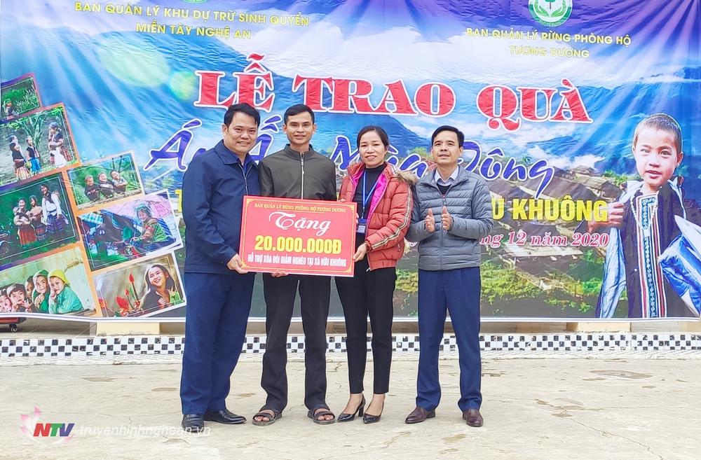 Trao hỗ trợ hộ gia đình nghèo cho xã Hữu Khuông.