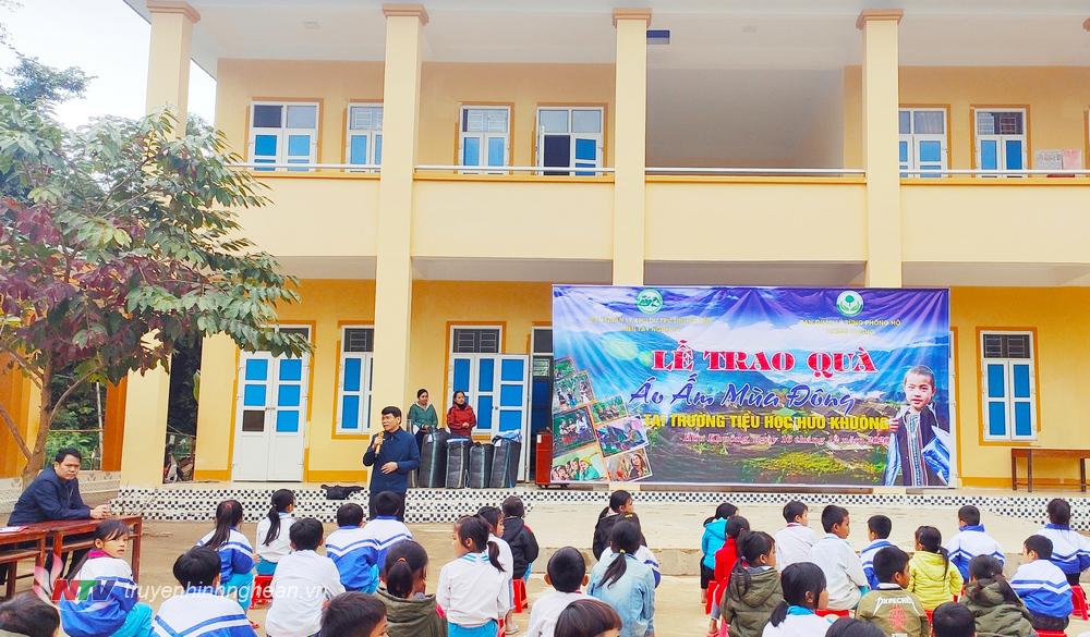 Quang cảnh lễ trao quà.