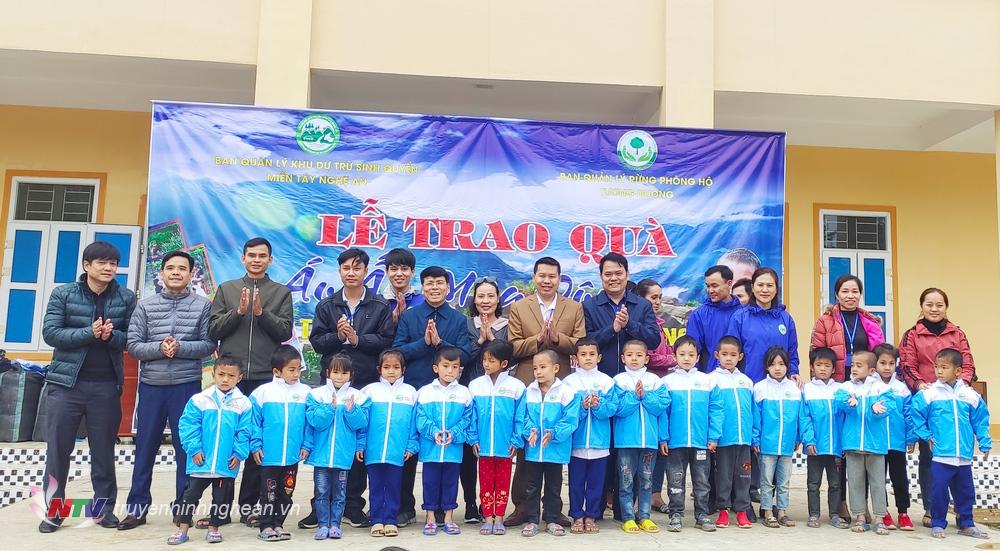 Hàng trăm áo ấm trao tặng hoc học sinh nghèo.