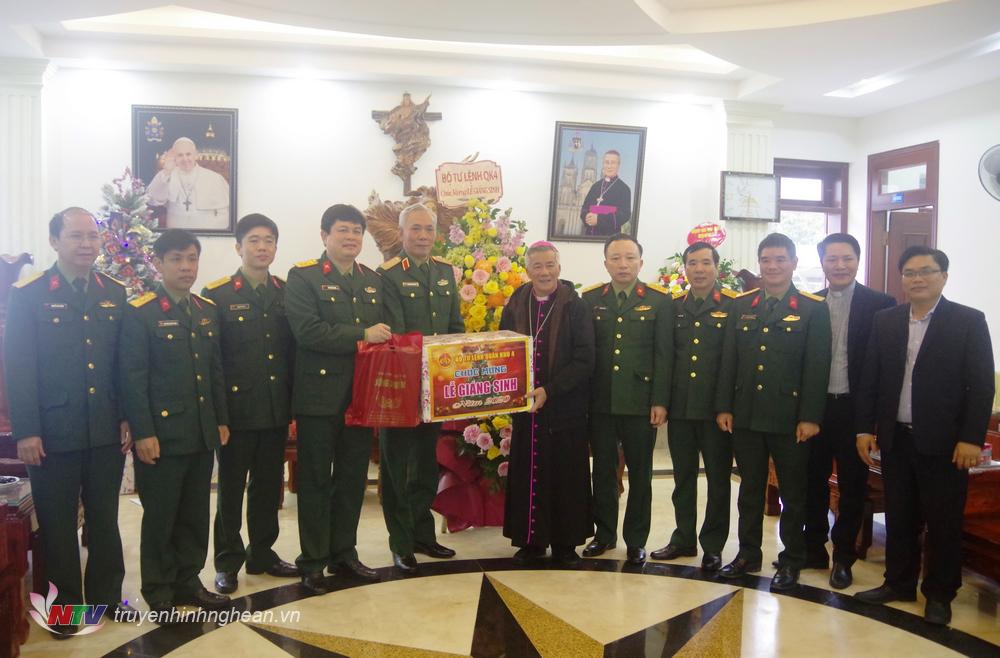 Thiếu tưởng Nguyễn Đức Hóa, Phó Chính ủy Quân khu chúc mừng Tòa Giám mục PG88 go Bắn cá.