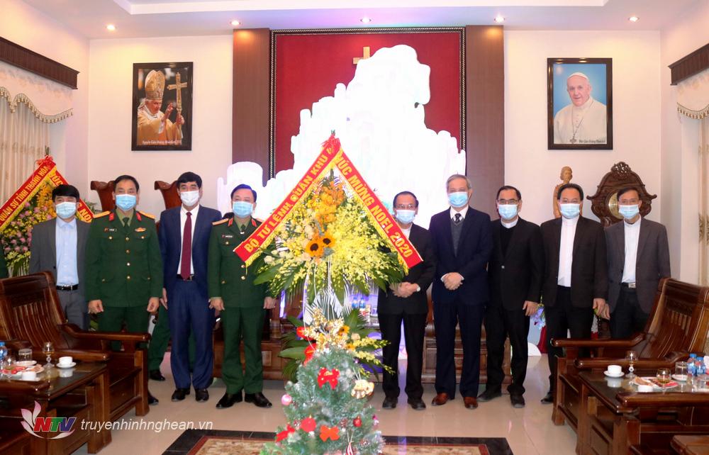 Thiếu tưởng Nguyễn Anh Tuấn, Phó Tư lệnh Quân khu chúc mừng Tòa Giám mục Thanh Hóa.