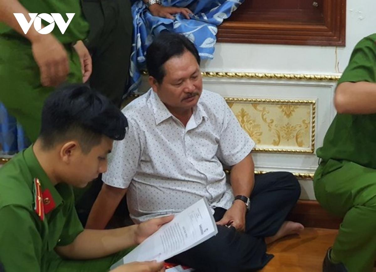 Ông Lê Thái Thiện (áo trắng) đã bị công an bắt giữ về hành vi rửa tiền và cho vay nặng lãi.