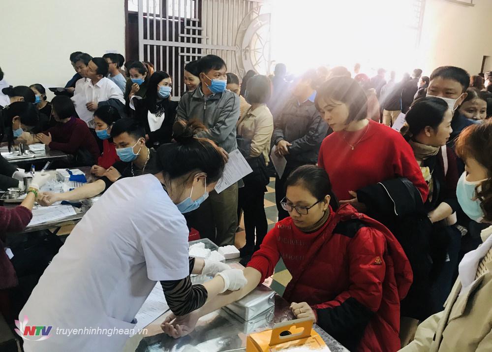 Các tình nguyện viên khám sàng lọc trước khi hiến máu.