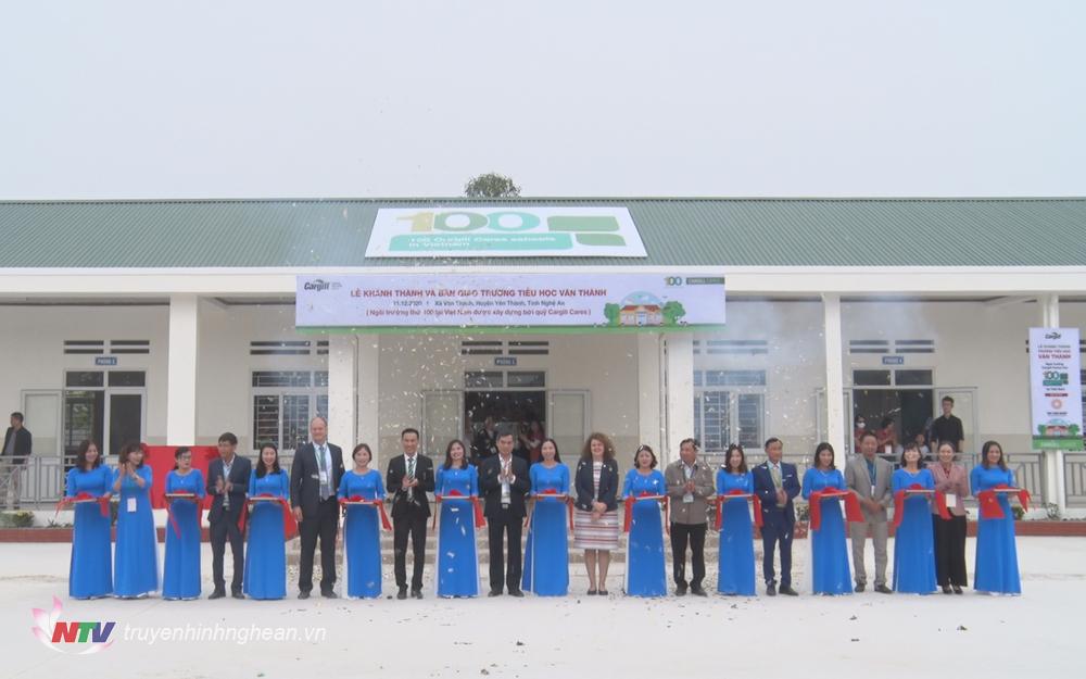 Các đại biểu cắt băng khánh thành công trình.