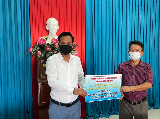 Đại diện nghệ sĩ Hoài Linh trao tiền hỗ trợ cho người dân TP. Quảng Ngãi, tỉnh Quảng Ngãi khắc phục thiệt hại do thiên tai, bão lũ.