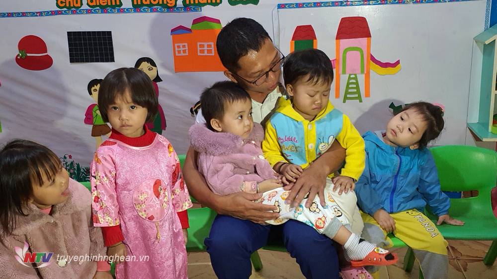Đã 6 năm nay, người thầy này giống như một người cha, người bố của những em nhỏ nơi đây, mọi lời dỗ dành cho trẻ bằng tình yêu thương vô bờ bến, nhẹ nhàng và đầy ấm áp. Mọi cử chỉ chăm bẵm thuần thục không khác mộ