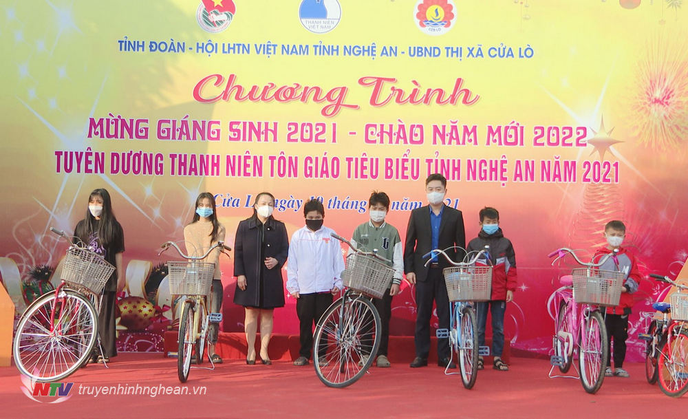 Trao tặng xe đạp cho các học sinh có hoàn cảnh khó khăn vươn lên học giỏi trên địa bàn thị xã Cửa Lò