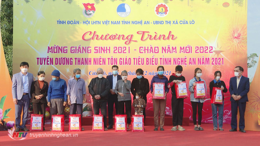 Trao tặng 10 túi quà an sinh cho 10 gia đình khó khăn trên địa bàn thị xã Cửa Lò.