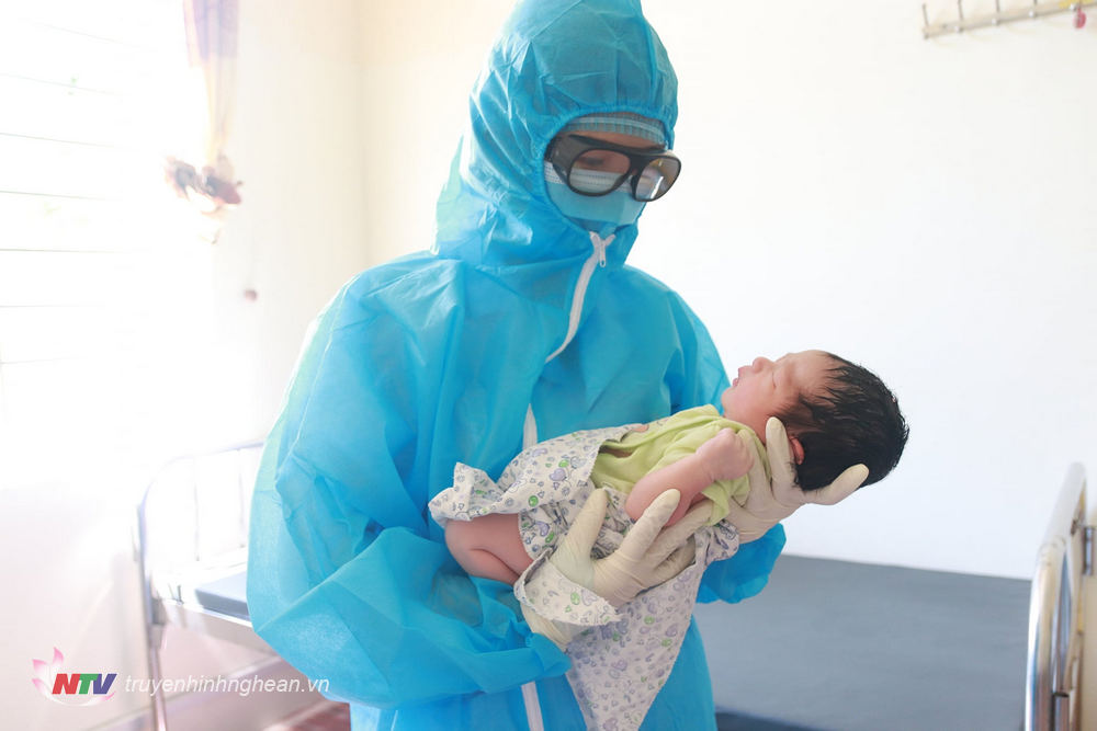 Nâng niu em bé, chúc con khỏe mạnh, bình an.