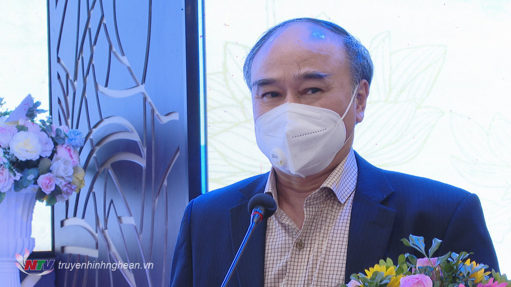 Các đại biểu báo cáo tham luận tại Hội thảo.