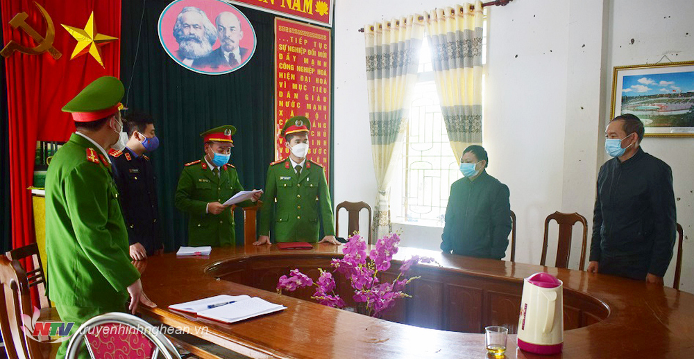 Cơ quan điều tra Công an huỵện Tương Dương tống đạt các quyết định khởi tố các bị ca