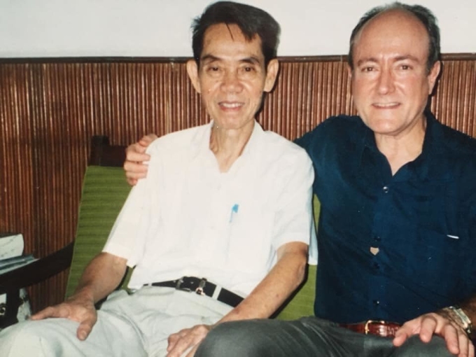 Tác giả Larry Berman (phải) bên nhà tình báo huyền thoại Phạm Xuân Ẩn. Ảnh: Facebook Larry Berman