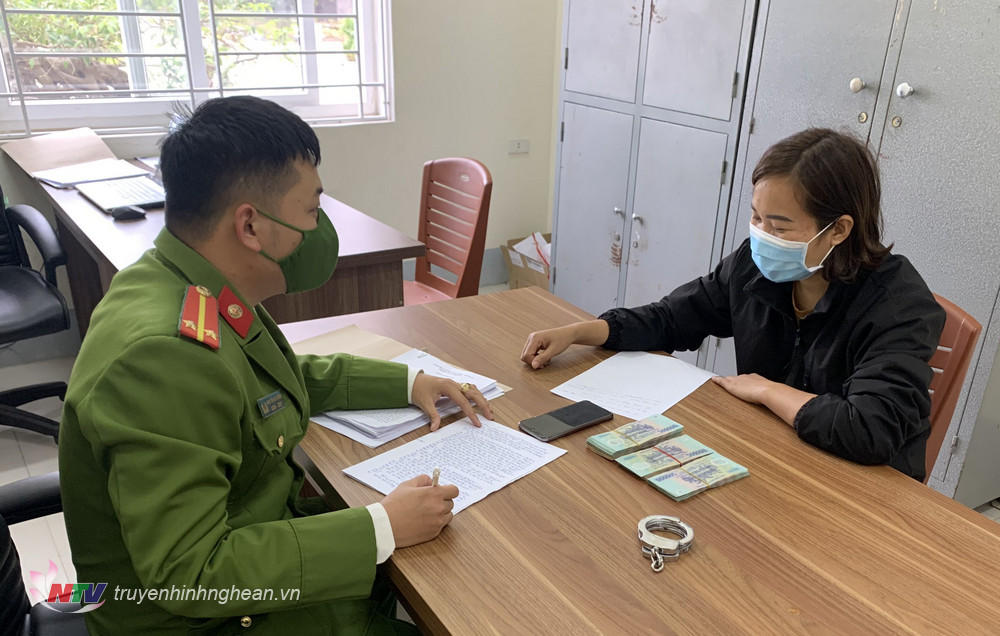 Ngày 17/12, Công an thị xã Hoàng Mai, PG88 go Bắn cá cho biết, vừa tiến hành khởi tố vụ án, khởi tố bị can đối với Cao Thị Thu Hiền (sinh năm 1984) trú tại xã Hóa Thanh, huyện Minh Hóa, tỉnh Quảng Bình về tội “Lừa đảo chiếm đoạt tài sản”. Hiền đã dùng tài khoản Facebook, giả mạo người khác, từng bước tiếp cận, làm quen và lừa đảo chiếm đoạt của nạn nhân số tiền hơn 470 triệu đồng.
Trrước đó, khoảng tháng 6/2021, Cao Thị Thu Hiền nảy sinh ý định lừa đảo chiếm đoạt tài sản thông qua mạng xã hội Facebook nên đã lấy hình ảnh và thông tin của người khác rồi tạo tài khoản Facebook “Út Nhỏ”. Sau đó, Hiền kết bạn với Facebook “Kien Bui” do B.K.K (sinh năm 1995) trú tại tỉnh Ninh Bình làm chủ tài khoản.
Khi mới làm quen, Hiền giới thiệu với K. tên là “Đỗ Hương” sinh năm 1995, hồ sơ gốc sinh năm 1993, có nhà ở số 18, Lê Duẩn, thành phố Vinh, tỉnh PG88 go Bắn cá. Hiện tại, bản thân đang sống ở xã Thanh Oai, huyện Thanh Trì, thành phố Hà Nội. Hiền là học viên Trường Học viện An ninh nhân dân khóa 1993, đang công tác tại Bộ Công an và có PG88 link tải TNHH Việt Nhật, chuyên phân phối sữa TH và mua bán nông sản.
Sau đó, Hiền sử dụng số điện thoại 0899.602.160 để tạo tài khoản Zalo “Lặng” rồi kết bạn với Zalo của K. Ngoài ra, Hiền còn cho K. số điện thoại để liên lạc. Sau một thời gian (từ tháng 6 đến tháng 9 năm 2021) làm quen, nói chuyện qua lại trên mạng xã hội Facebook và Zalo, K. nảy sinh tình cảm yêu đương với Hiền và hoàn toàn tin tưởng những thông tin mà Hiền tạo ra.
Từ ngày 12/9 đến cuối tháng 11/2021, Cao Thị Thu Hiền hỏi vay tiền của K. với nhiều lý do như: Mua đất đai, trả tiền thuốc, tiền ăn, mua điện thoại, xử lý hàng hóa bị giữ ở cửa khẩu… và nói K. chuyển vào số tài khoản Ngân hàng Liên Việt Postbank.
Theo đó, K. đã chuyển khoản cho Hiền 14 lần với tổng số tiền 470.200.000 đồng. Những lần chuyển tiền đến số tài khoản của Hiền, K. đều thực hiện trên ứng dụng Smartbanking và tại nhiều địa bàn khác nhau, trong đó có thành phố Hà Nội và thị xã Hoàng Mai, tỉnh PG88 go Bắn cá.
Đến ngày 6/12, K. không liên lạc được với Hiền nên đã đi vào PG88 go Bắn cá để tìm hiểu và xác minh thì được biết, người có ảnh trong tài khoản Facebook mà Hiền lập giả mạo tên là Trang, trú tại thành phố Vinh. Trên thực tế, Trang không phải là người nói chuyện và có quan hệ yêu đương với K. Biết mình bị lừa, K. đã đến Công an thị xã Hoàng Mai trình báo.
Nhận thấy tính chất nghiêm trọng của vụ việc, Công an thị xã Hoàng Mai đã xác lập chuyên án, đồng chủ trì với Phòng An ninh mạng và phòng, chống tội phạm sử dụng công nghệ cao để tập trung đấu tranh. Bằng các biện pháp nghiệp vụ, lực lượng Công an đã xác định được Cao Thị Thu Hiền là đối tượng có hành vi lừa đảo chiếm đoạt tài sản của anh B.K.K. Ngày 16/12, Công an thị xã Hoàng Mai đã thực hiện lệnh giữ người trong trường hợp khẩn cấp đối với Cao Thị Thu Hiền.
Tại cơ quan điều tra, Hiền đã khai nhận toàn bộ hành vi phạm tội của mình.
Chuyên án hiện vẫn đang được Công an thị xã Hoàng Mai tiếp tục điều tra, làm rõ.