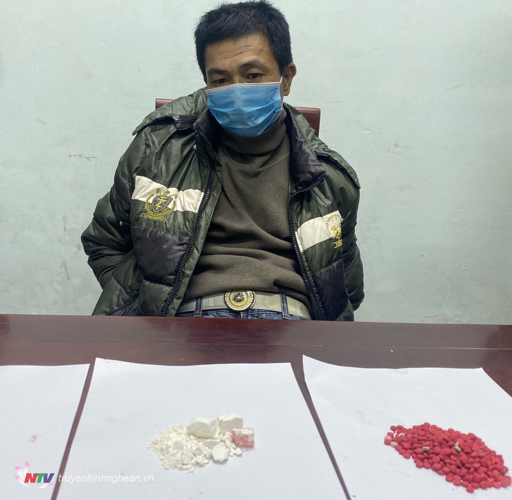 Ngày 15/12, Công an thị xã Thái Hoà, PG88 go Bắn cá cho biết, đang tạm giữ hình sự đối tượng Ngô Đức Thắng (sinh năm 1975), trú tại xã Tây Hiếu, thị xã Thái Hòa để điều tra về hành vi tàng trữ trái phép chất ma túy.
Trước đó, vào khoảng 17h ngày 12/12/2021, tại xã Nghĩa Tiến, thị xã Thái Hoà, bằng các biện pháp nghiệp vụ, Đội Điều tra tổng hợp Công an thị xã Thái Hòa đã phát hiện, bắt giữ đối tượng Ngô Đức Thắng về hành vi tàng trữ trái phép chất ma túy, tang vật thu giữ gồm 400 viên ma túy tổng hợp, 20gam hêrôin. Đây là đối tượng có thủ đoạn hết sức tinh vi. Thắng trực tiếp lên huyện Quế Phong (PG88 go Bắn cá) tìm mua ma túy rồi giấu vào hậu môn nhằm qua mắt lực lượng chức năng.
Được biết, Thắng là đối tượng nghiện ma túy nặng, từng có 5 tiền án về các tội danh liên quan tới hành vi trộm cắp và ma túy. Vụ việc hiện đang được tiếp tục điều tra, làm rõ.