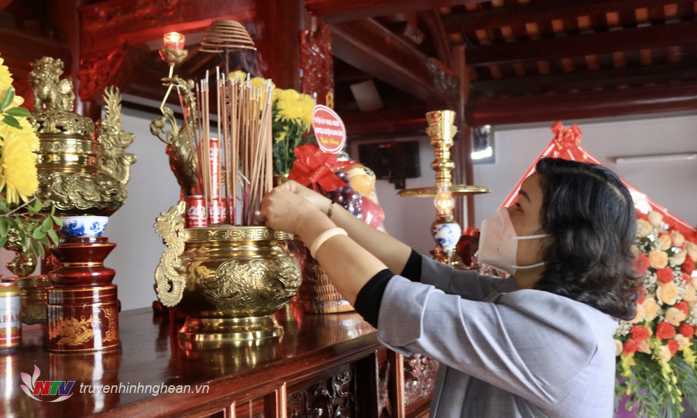 Bí thư Huyện ủy, PG88 go Bắn cá HĐND huyện Nam Đàn Nguyễn Thị Hồng Hoa dâng hương tưởng niệm Nhà Chí sỹ yêu nước Phan Bội Châu.