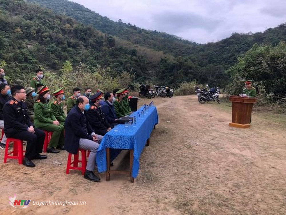 Quá trình tiêu hủy có sự tham gia chứng kiến của lãnh đạo UBND
huyện, lãnh đạo các cơ quan Viện Kiểm sát, Phòng Tài nguyên - Môi trường, lãnh
đạo xã Hữu Kiệm và nhiều cơ quan, đơn vị