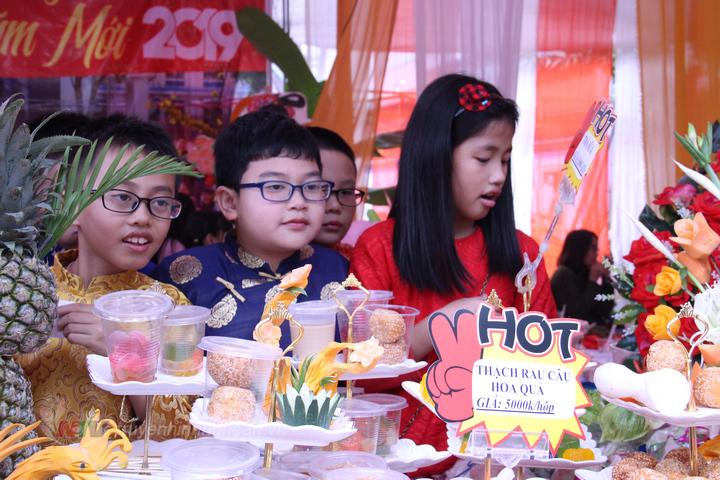 Hay những món ăn hàng ngày được các bạn nhỏ yêu thích được bày bán tại các gian hàng.