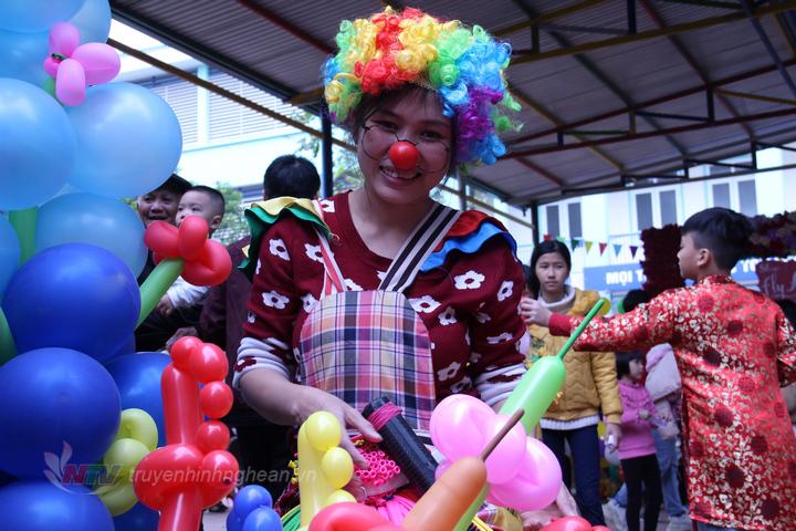 Để thu hút các bạn nhỏ đến với gian hàng, nhiều cô giáo không ngại hóa thân thành các nhân vật đặc biệt.